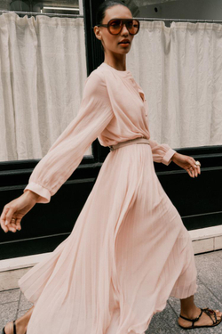 ZARA ПЛИССИРОВАННОЕ ПЛАТЬЕ МИДИ С ПОЯСОМ, ПУДРОВЫЙ