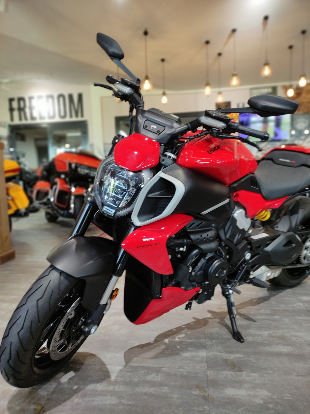 Ducati Diavel V4 (2024) RED