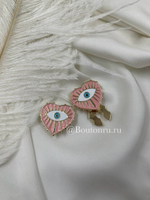 Накладка на пуговицу в форме сердца с глазом золотистая с розовой эмалью
