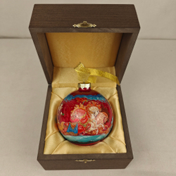 Шар новогодний с круговой росписью Палех "Тройка. Москва" на красном в футляре