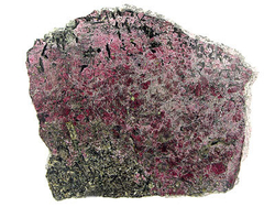 Срез-пластина эвдиалит асс.