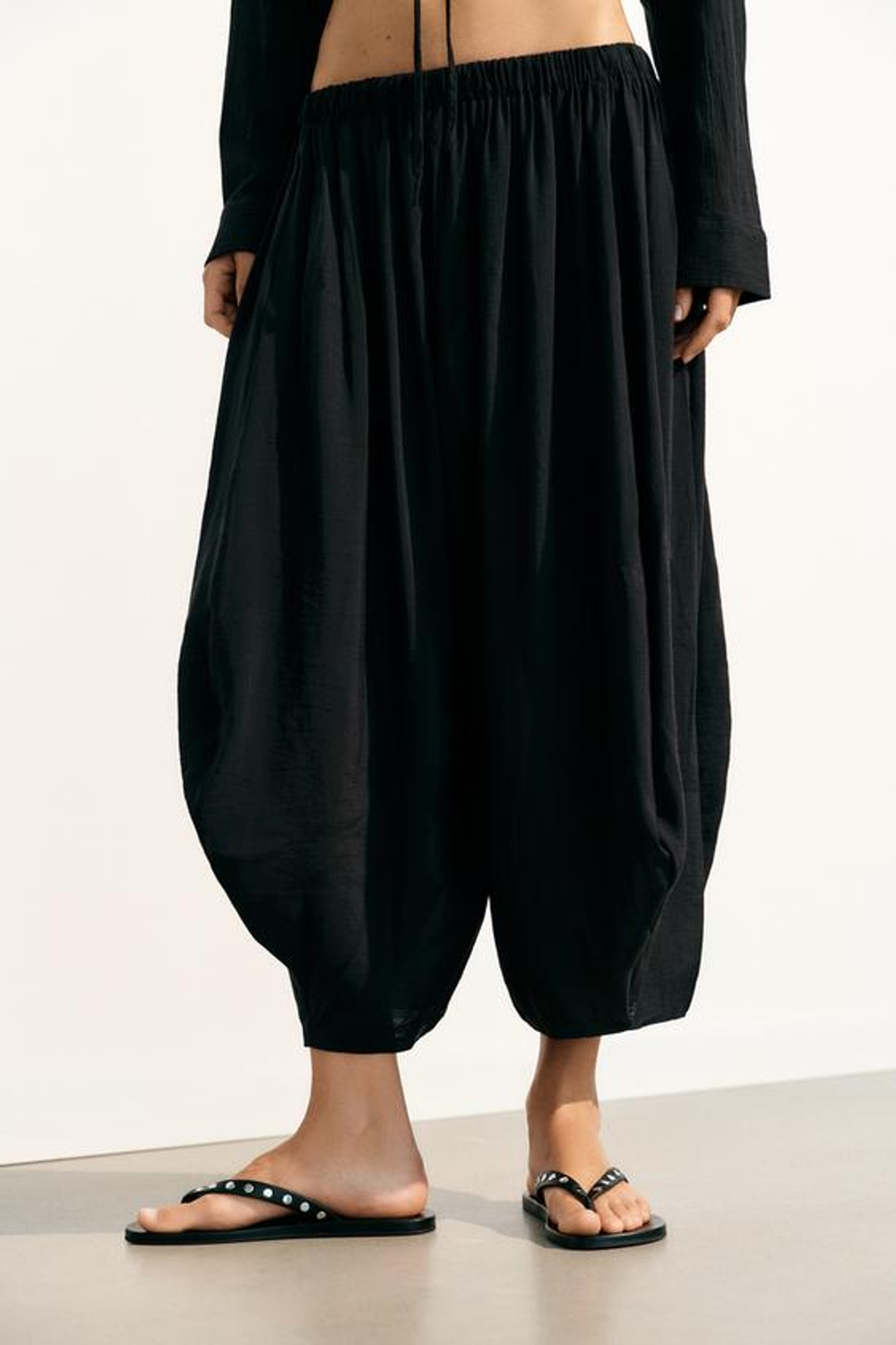 ZARA ОБЪЕМНЫЕ СТРУЯЩИЕСЯ БРЮКИ, ЧЕРНЫЙ
