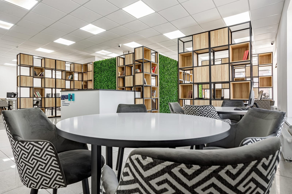2.23. Вертикальное озеленение офисного пространства искусственной зеленью.