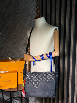 Сумка-мессенджер Louis Vuitton