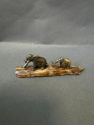 Два мамонта