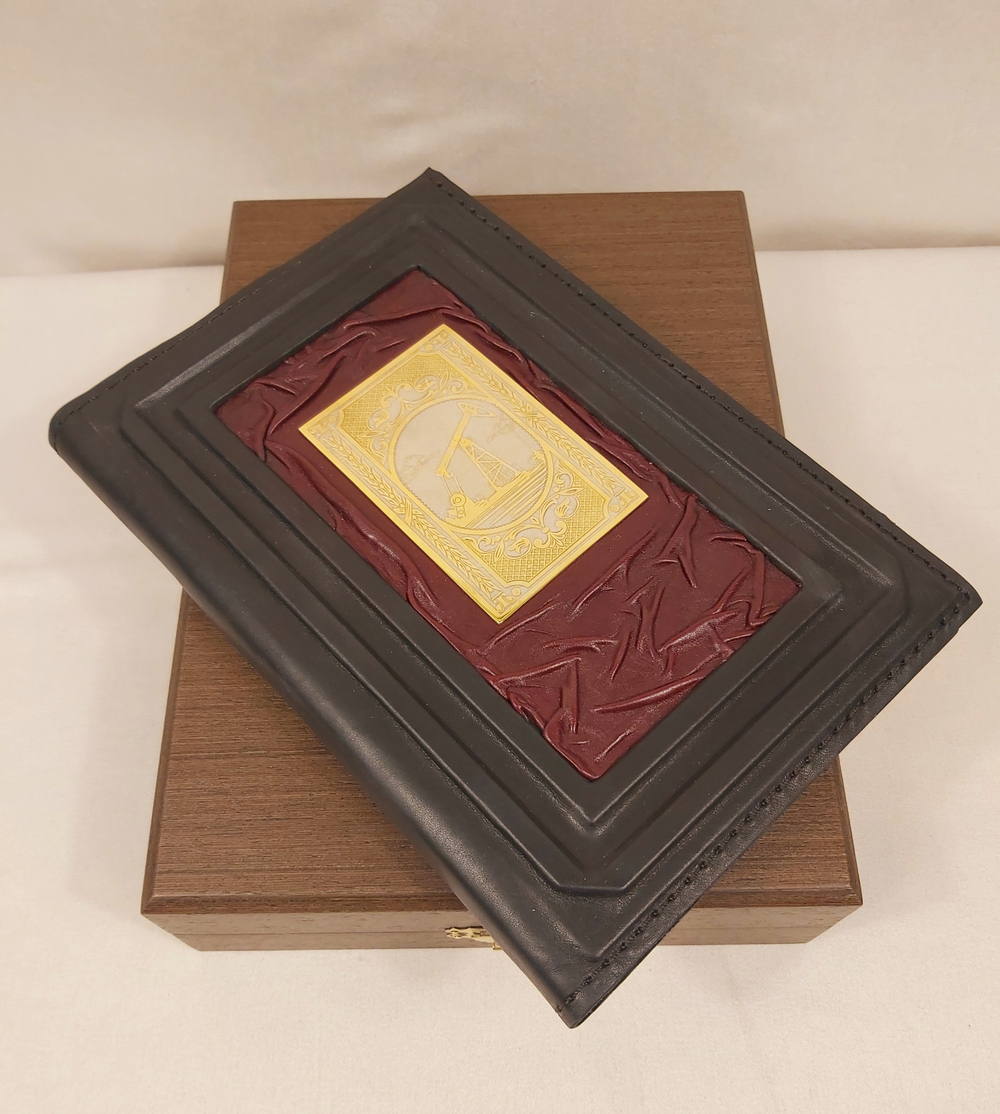 Ежедневник "Нефть/Подарок нефтянику" (златоустовская гравюра) из натуральной кожи со съемной обложкой  в футляре