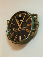 Настенные часы Oriental Express WOODandROOT с индустриальным дизайном, зелёный корпус и латунная патина