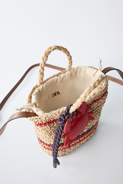 ZARA СУМКА ИЗ РАФИИ С ПОДВЕСКОЙ «КРАБ», ЭКРЮ