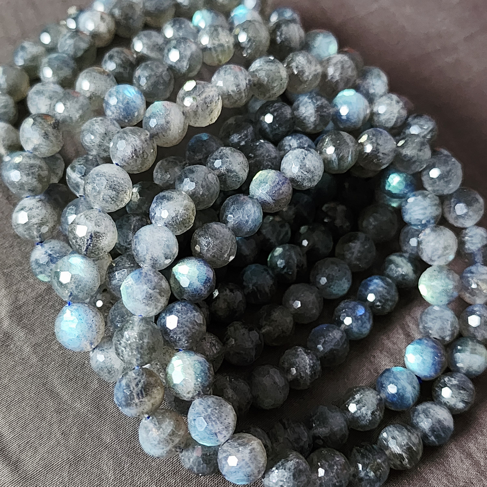 Лабрадор огранка, сверкает, переливается, в каждом иризация, р-р 7.8мм, штучно