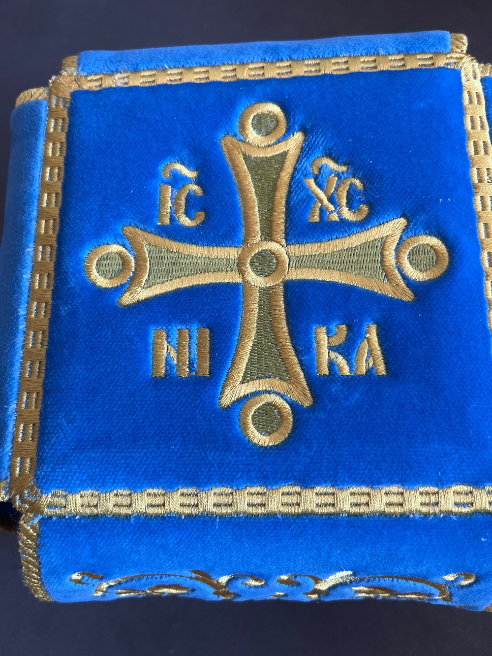 Бархатные покровцы с вышивкой голубые