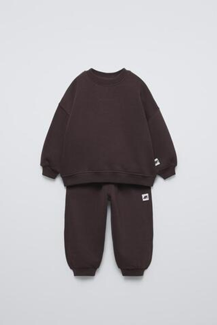 ZARA КОМПЛЕКТ ИЗ ТОЛСТОВКИ И БРЮК-ДЖОГГЕРОВ С НАШИВКОЙ, ТЕМНО-БАКЛАЖАНОВЫЙ