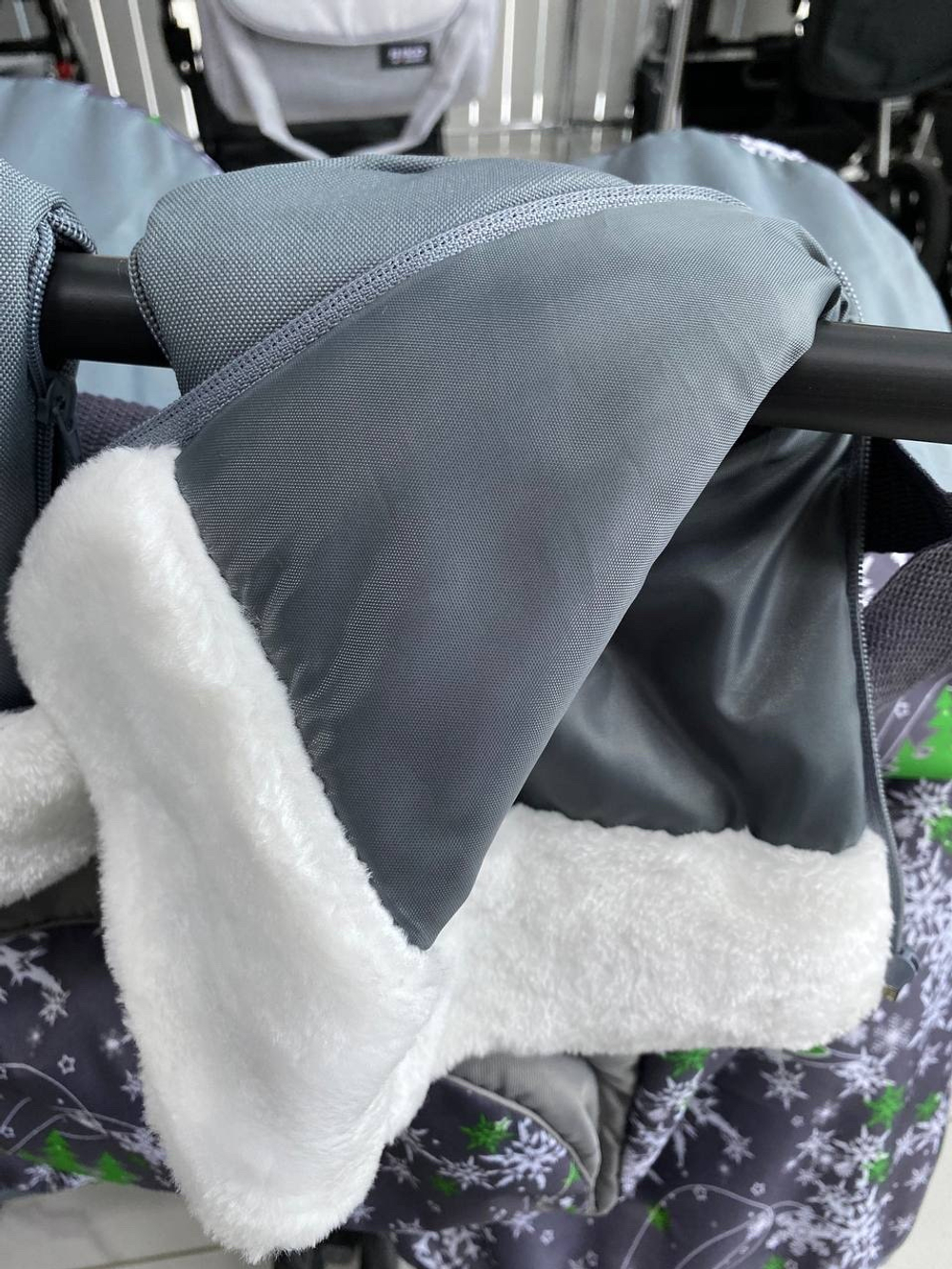 Санки - коляска БЛИЗНЯШКИ с колесами ЕЛКИ НА СЕРОМ