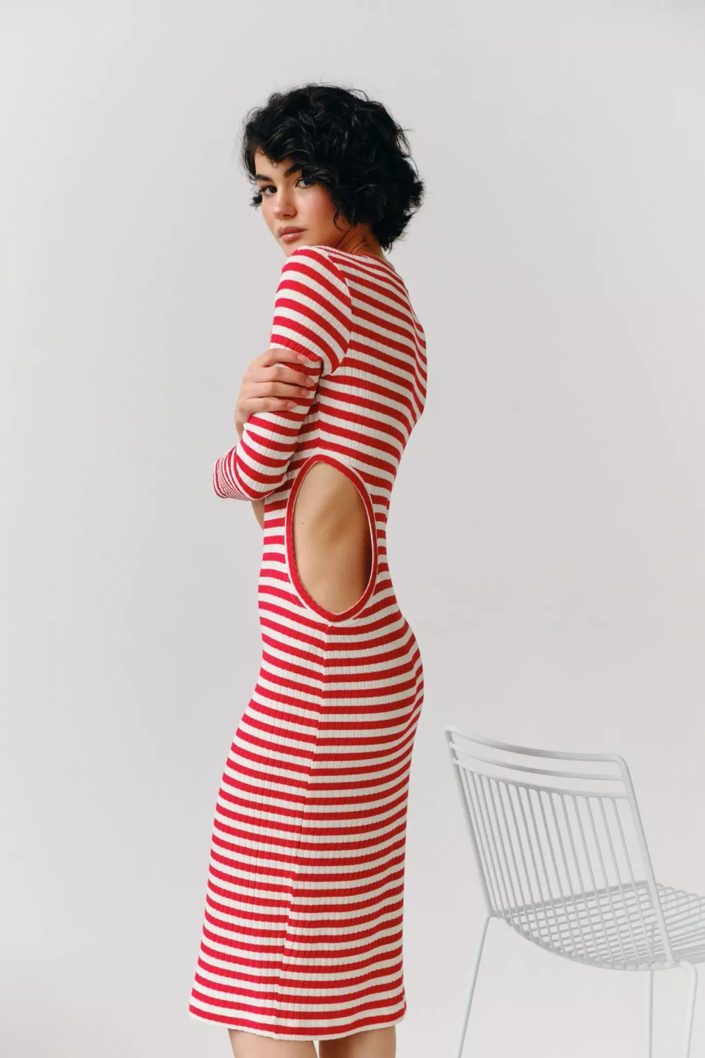 Платье с вырезом на талии на одно плечо