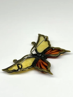 Бронзовая статуэтка на янтаре