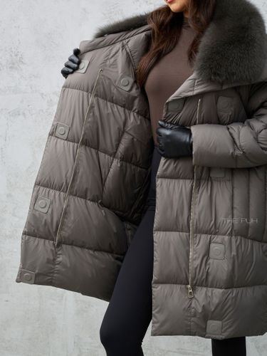 Удлиненный женский пуховик с меховым воротником цвета хаки