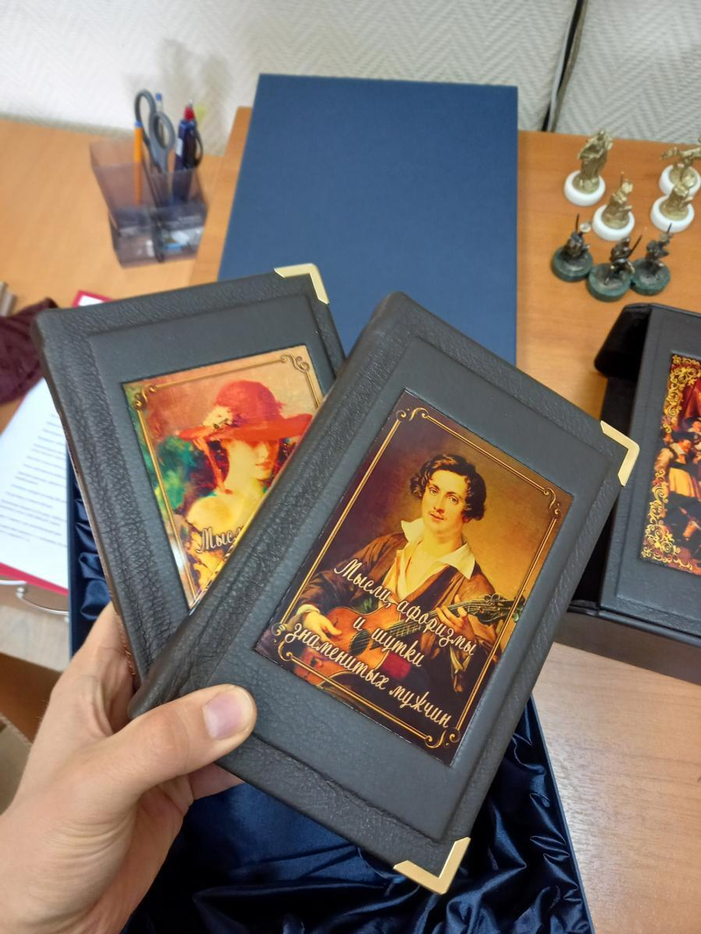 Книги подарочные в обложке из натуральной кожи "Мысли, афоризмы и шутки знаменитых мужчин. Мысли, афоризмы и шутки знаменитых женщин" (2 тома)