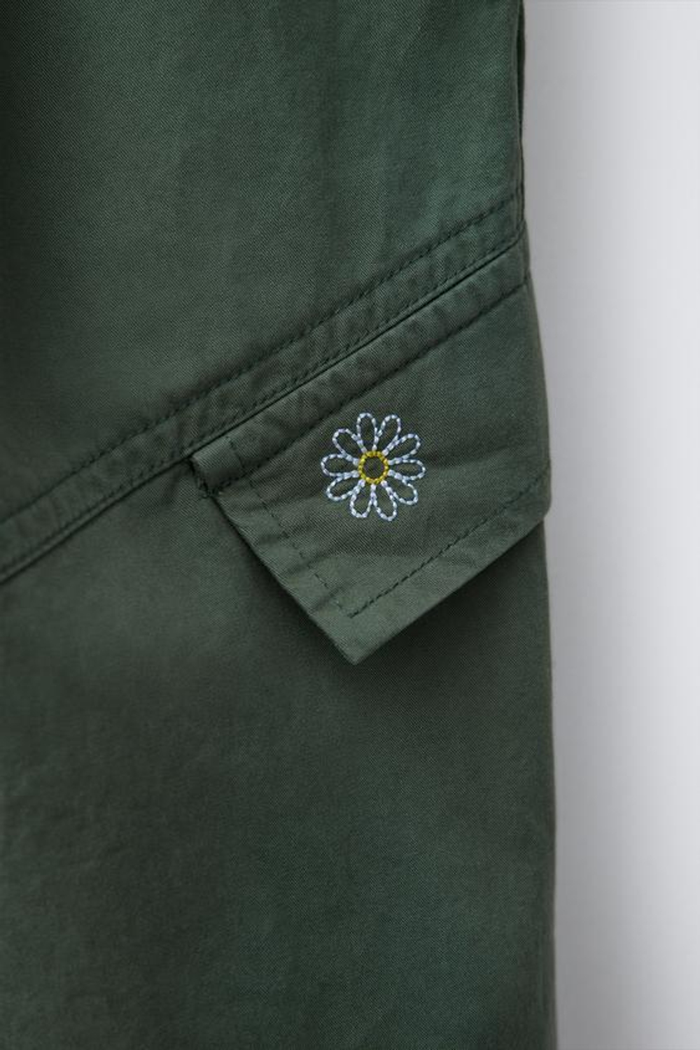 ZARA БРЮКИ-ПАРАШЮТЫ С ПРИНТОМ «РОМАШКИ», ХАКИ