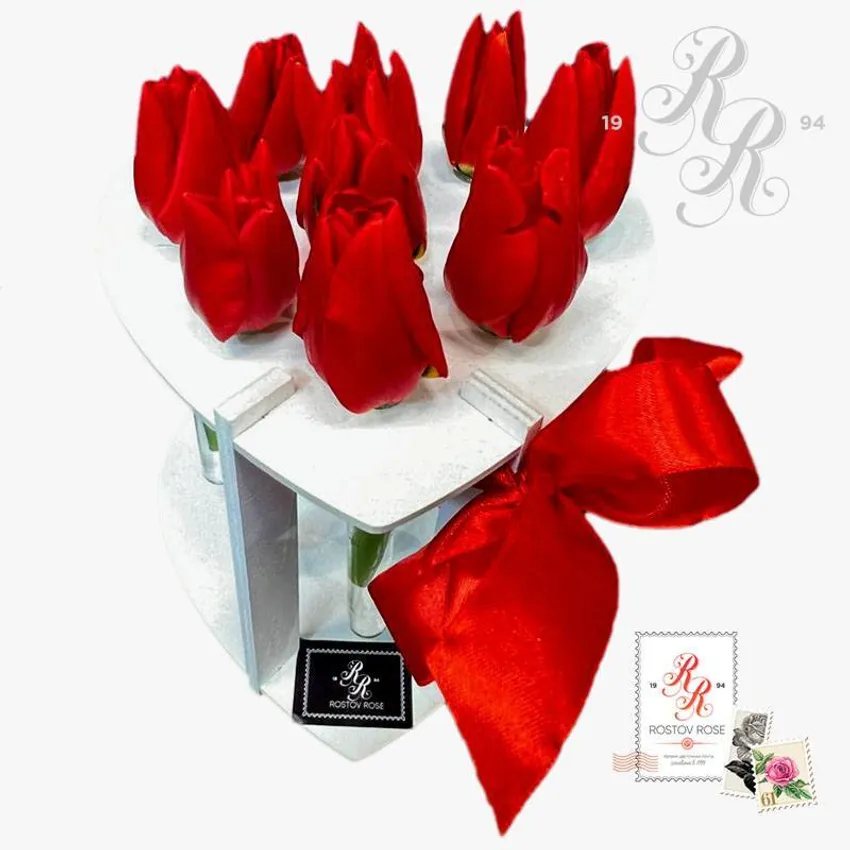 9 красных тюльпанов в пробирке