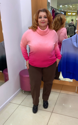 Тонкий свитер с переходом цвета.