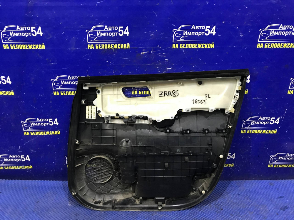 Обшивка двери TOYOTA VOXY 2014-2021