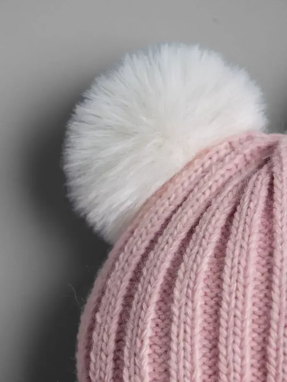 Шапка зимняя для девочки со снудом и помпонами