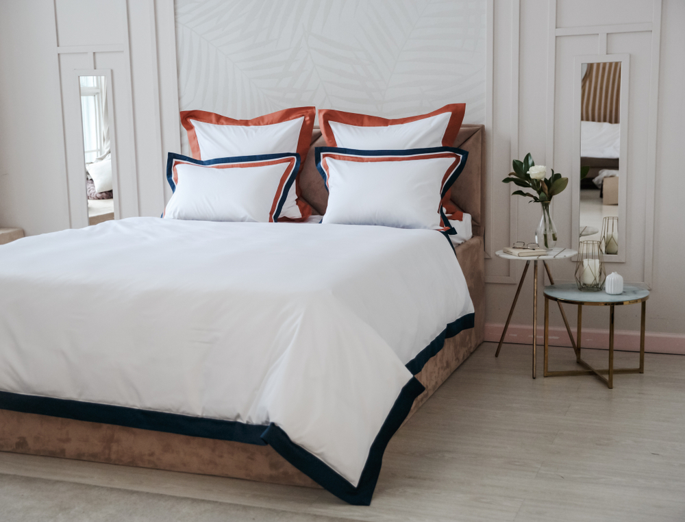 Постельное белье cемейное Сlaire&Caroll Jacqueline белое с темно-синим кантом