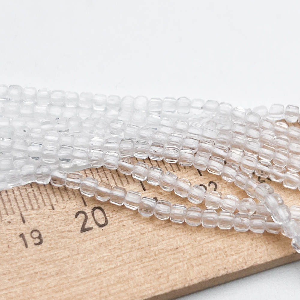 Горный хрусталь куб бусины, размер около 2,5 мм, цена за отрезок 19 см (1/2 нити)