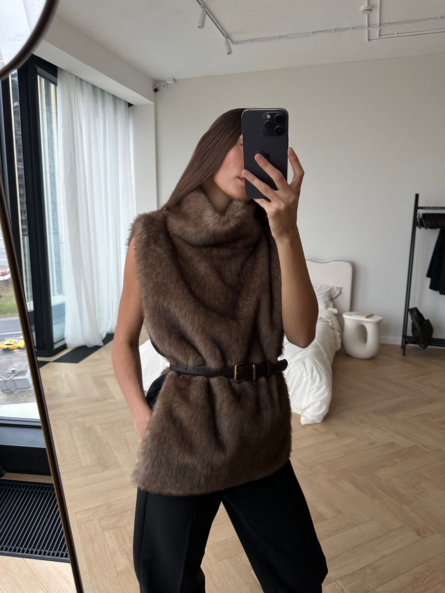 Манишка из эко-меха удлиненная светло-коричневая