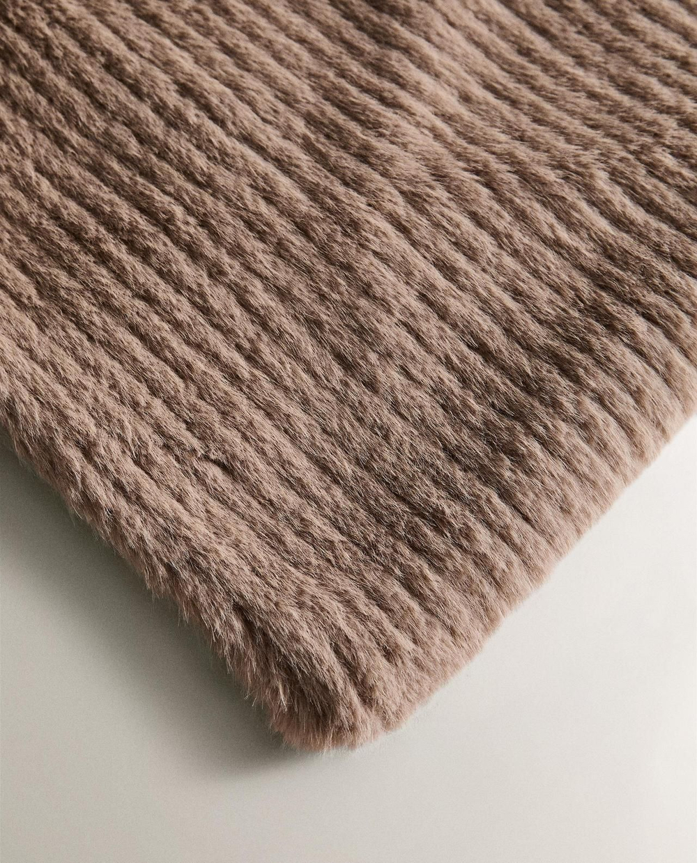 Zara Home - Двустороннее одеяло с эффектом меха, коричневый, 140x190 см