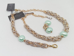 Серьги из плоского мятного жемчуга Майорка, оттенок золото и серебро