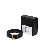 Кожаный черный ремень с золотой пряжкой