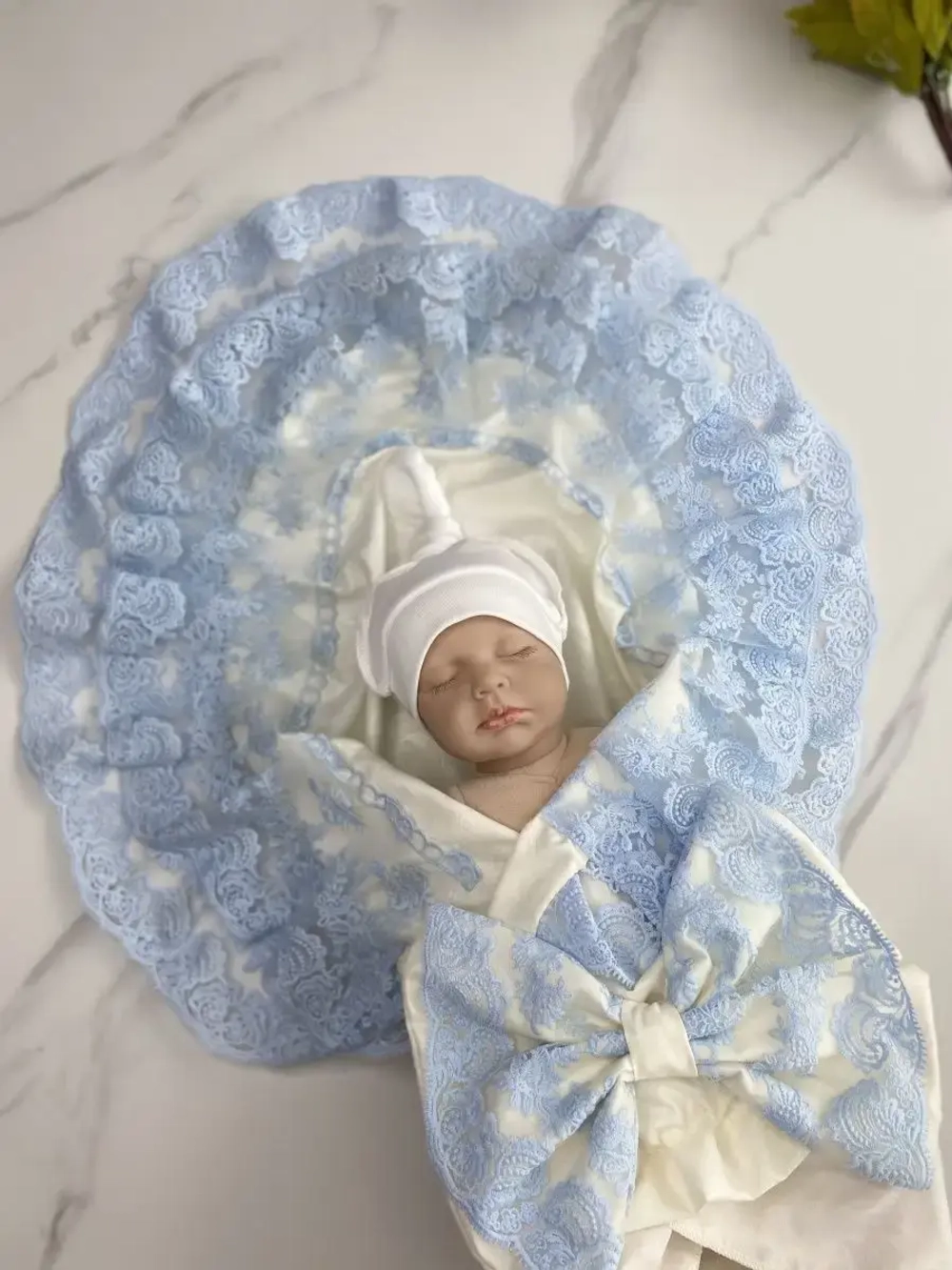 Кружевной уголок и бант на выписку