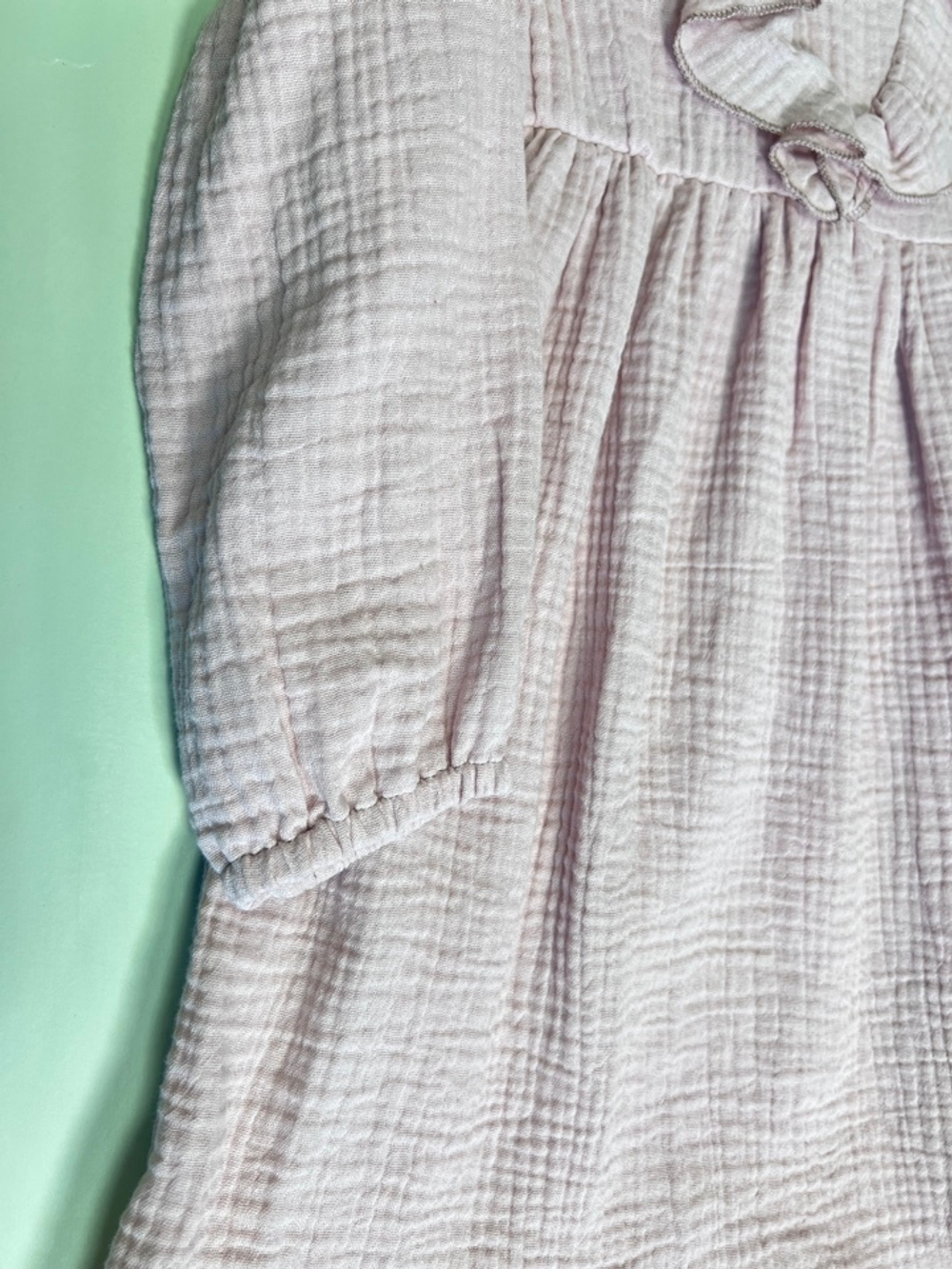 Платье из муслина с воланами нюдовый цвет