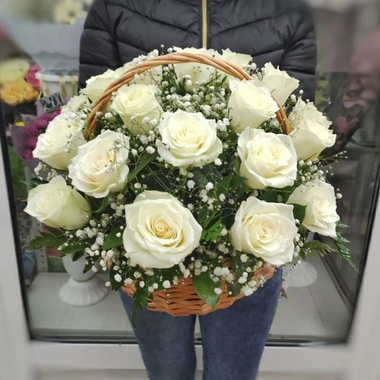 Корина с 25 белыми розами сорта "Athena" (Кения 40 см)
