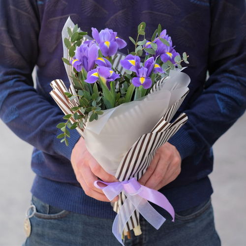 Купить Букет с ирисами «‎Чароит»