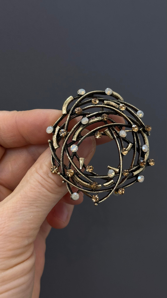 Брошь-подвеска венок из золотистых веток со светлыми и золотыми кристаллами