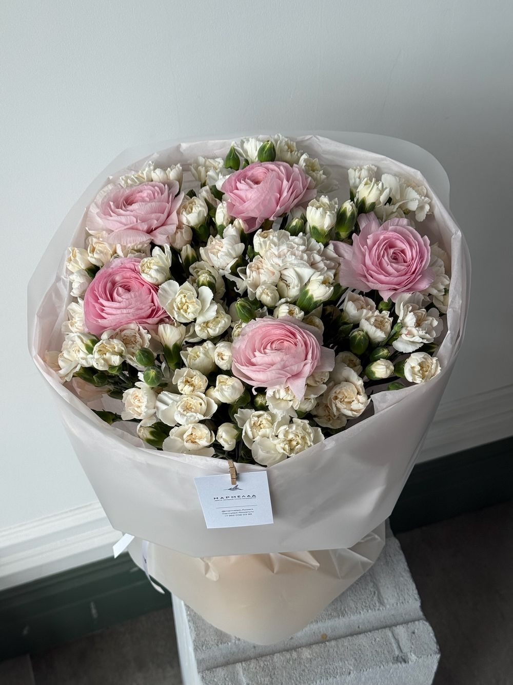 Букет из ранункулюсов и кустовых диантусов