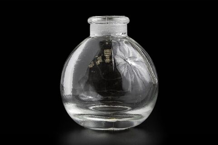 Стеклянный флакон из-под духов