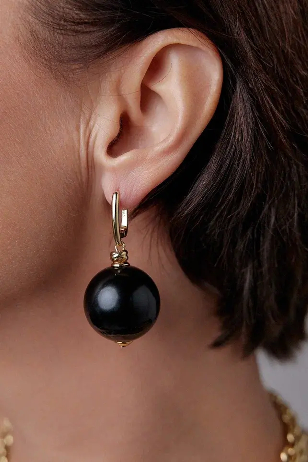 Серьги Balls черный жемчуг, оттенок золото