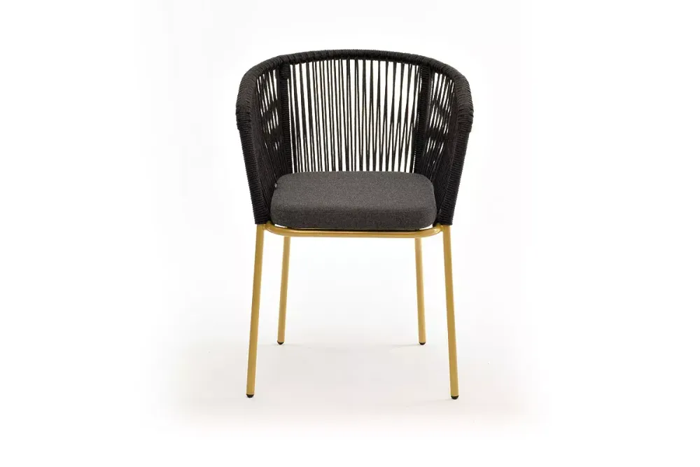 "Марсель" стул плетеный из роупа, каркас из стали золотой глянец, роуп темно-серый круглый, ткань серая