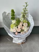 Букет сборный из кустовых пионовидных роз, диантусов, амми, дельфиниума и вибурнума