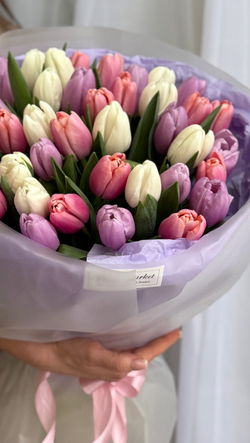 Утонченное сочетание розовых, белых и сиреневых тюльпанов в монобукете от Флора Маркет