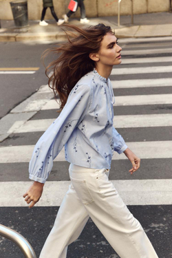 ZARA БЛУЗА С ВЫШИВКОЙ И ПРИНТОМ, СИНИЙ/БЕЛЫЙ