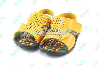 Сандалии детские однотонные с перфорацией и застежкой-липучкой