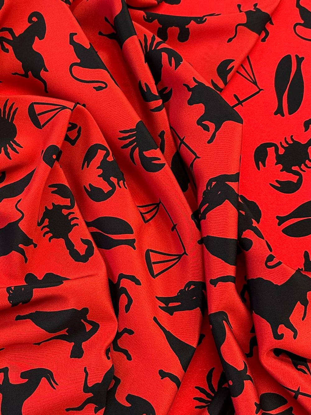 Шелк красный с черным принтом "Зодиак"