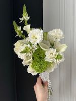 Свадебный букет из белого лизиантуса, калл, гортензии и орнитогалума
