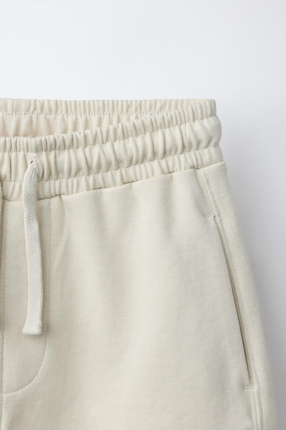 ZARA КОМПЛЕКТ ИЗ ТОЛСТОВКИ С КАПЮШОНОМ И ШОРТОВ ИЗ ТКАНИ ИНТЕРЛОК, ЦВЕТ СЛОНОВОЙ КОСТИ