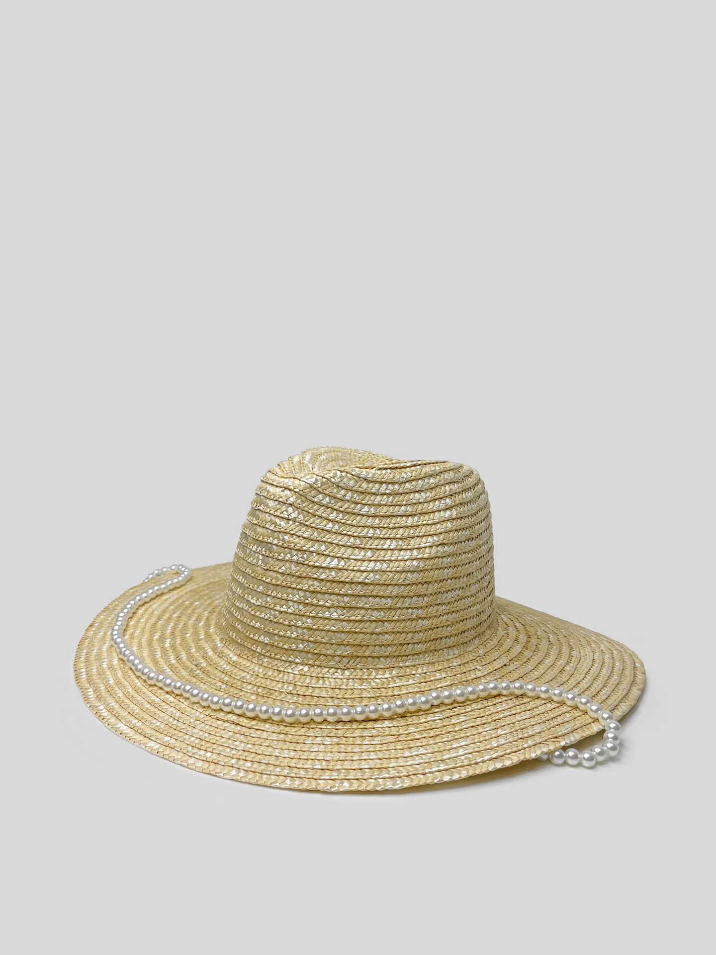 Шляпа соломенная с цепочкой из жемчуга купить