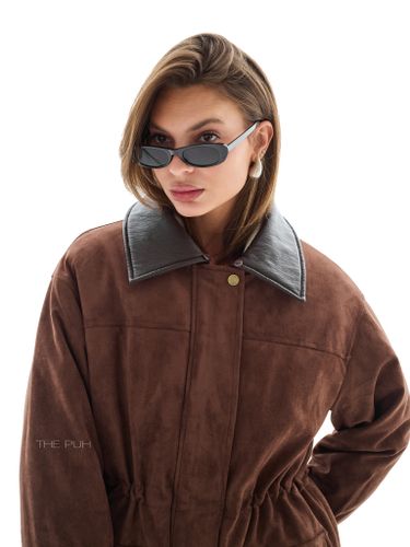 Шоколадный пуховик из эко-замши с мехом песца и кожаным воротником