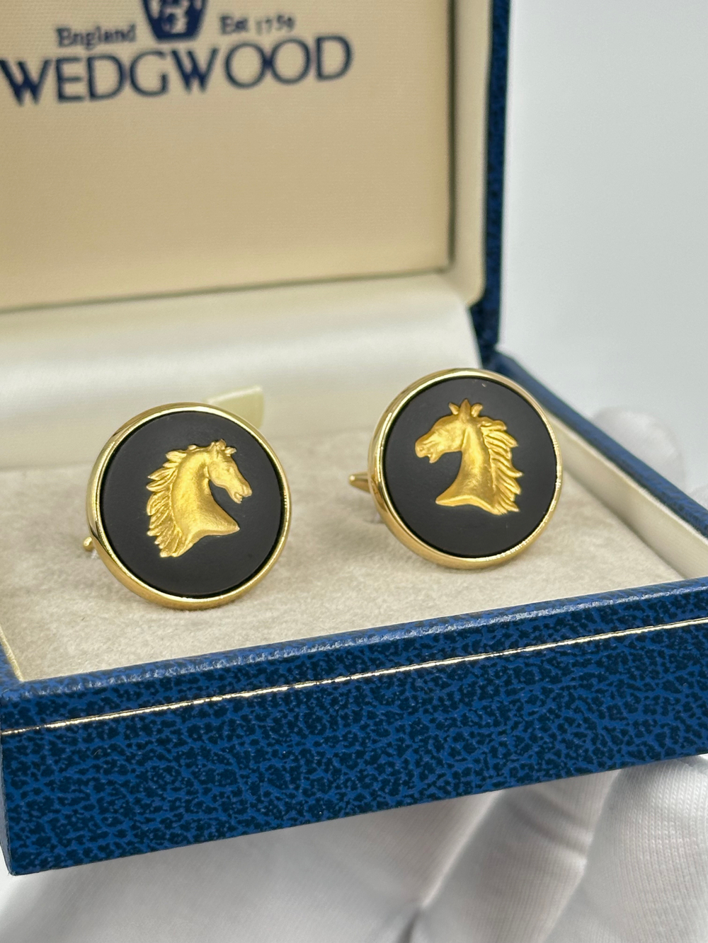 Запонки с лошадьми Wedgwood